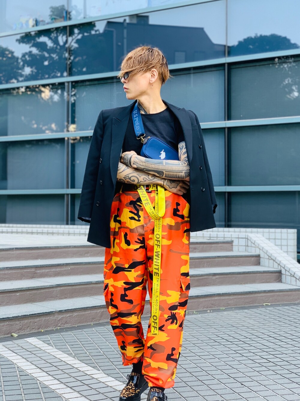 「テーラードジャケット、迷彩パンツ、カモフラ、オレンジ、off white、USポロ、ドレスシューズ、レオパード、ストリート、タックイン」｜「U.S. POLO ASSN.の【U.S. POLO ASSN.】 ユーエスポロアッスン クロスボディ ショルダーバッグ　 US1885（ショルダーバッグ、ブルー系）」を使った、TETUさん（メンズ・174cm）の春コーディネートの1枚目の写真