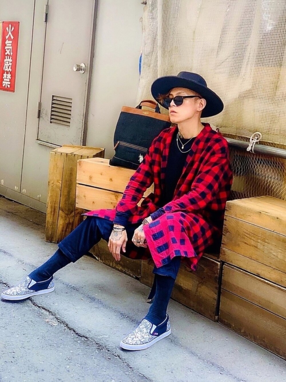 「ガウン、チェック、guess、スニーカー、スリッポン、ハット、シルバーアクセサリー、Furbodesign、blackdia、uspolo」｜「Furbo designの【Furbo design】 フルボデザイン F2502 VIGOROUS 自動巻き 腕時計（アナログ腕時計、ブラック系）」を使った、TETUさん（メンズ・174cm）の春コーディネートの1枚目の写真