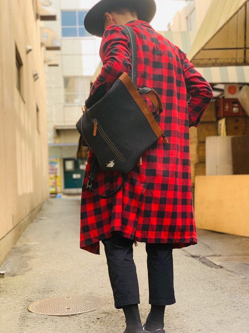 「ガウン、チェック、アンクルパンツ、スニーカー、guess、腕時計、Furbodesign、バックパック、リュック、uspolo」｜「U.S. POLO ASSN.の【U.S. POLO ASSN.】 ユーエスポロアッスンデニム2WAYリュックトート（バックパック/リュック、ブラック系）」を使った、TETUさん（メンズ・174cm）の春コーディネートの1枚目の写真