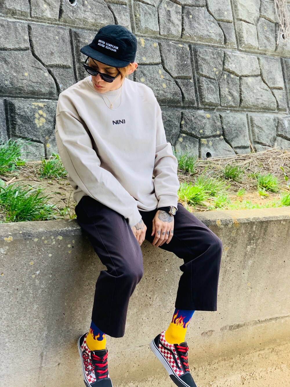 「スウェット、アンクルパンツ、ソックス、スニーカー、VANS、ジェットキャップ、シルバーアクセサリー、NUMBER (N)INE、SBG、Furbodesign」｜「NUMBER (N)INEの【NUMBER (N)INE】《別注》ヘビーウェイト プレミア裏毛 ビッグシルエット 刺繍 スウェット トレーナー（スウェット、ベージュ系）」を使った、TETUさん（メンズ・174cm）の春コーディネートの1枚目の写真