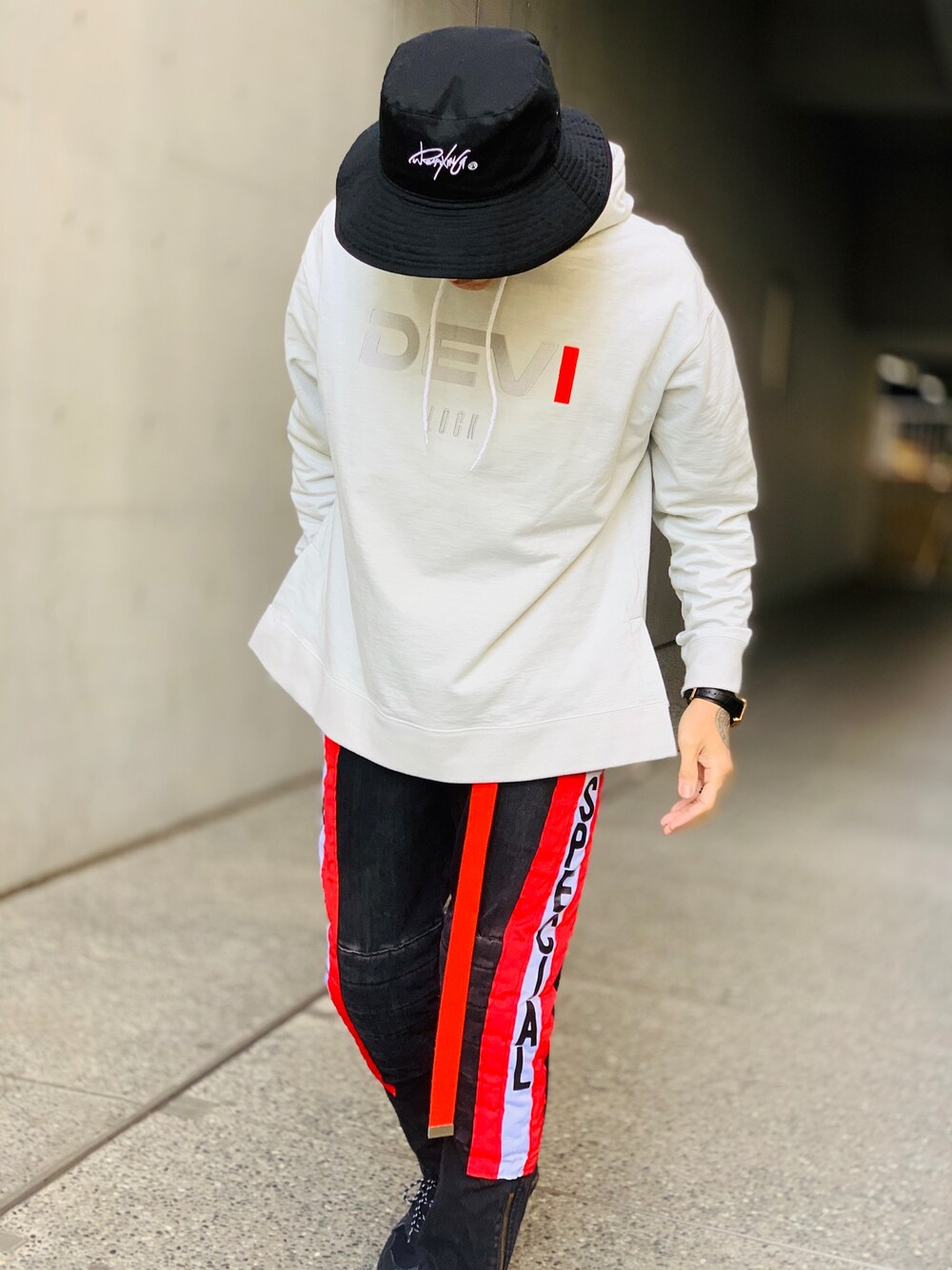 「バケットハット、パーカー、devirock、ストリート、ストリートMIX、スポーツミックス、streetstyle、ALDIES、腕時計、Furbodesign」｜「DEVILOCKの【DEVILOCK】《別注》ビッグシルエット コーデュラナイロン ロゴ 刺繍 スウェット プルオーバー パーカー（パーカー、グレー系）」を使った、TETUさん（メンズ・174cm）の春コーディネートの1枚目の写真