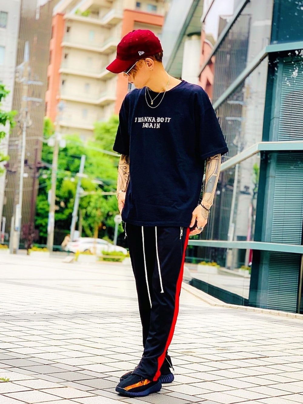 「キャップ、NEW ERA、ストリート、ラインパンツ、ジャージ、street、SBG、yeezy、スニーカー、adidas」｜「NEW ERAのニューエラ キャップ サイズ調整 9THIRTY VELVETEEN NEW ERA（キャップ、レッド系）」を使った、TETUさん（メンズ・174cm）の夏コーディネートの1枚目の写真