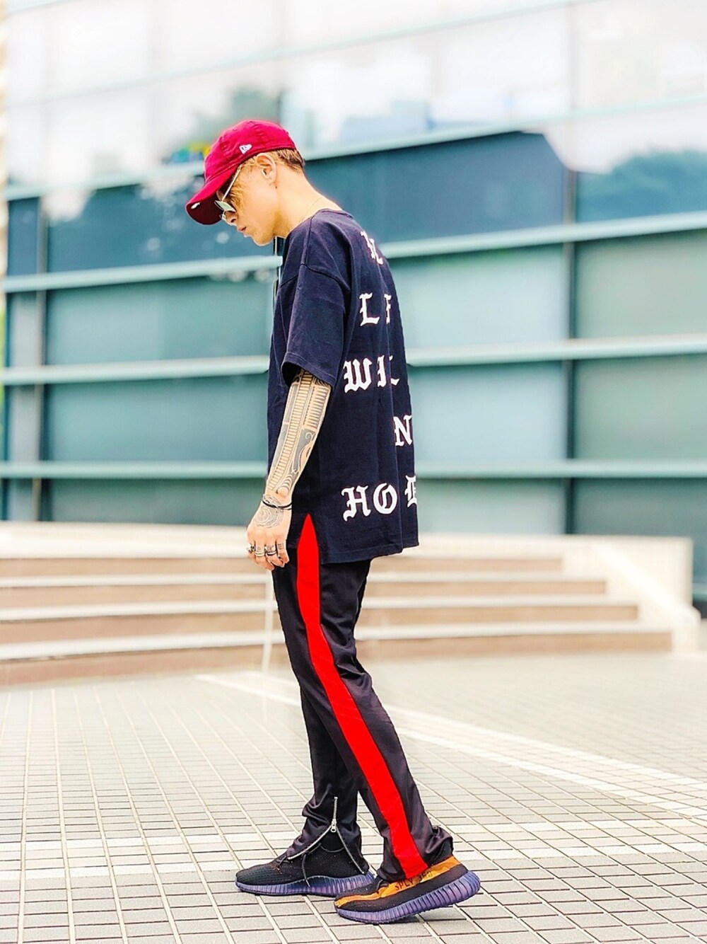 「シルバーアクセサリー、ストリート、street、スニーカー、adidas、yeezy、yeezyboost、キャップ、NEWERA、ラインパンツ」｜「NUMBER (N)INEの【NUMBER (N)INE】≪WEB限定≫2連シルバーブラスバングル（バングル/リストバンド、ブラック系）」を使った、TETUさん（メンズ・174cm）の夏コーディネートの1枚目の写真