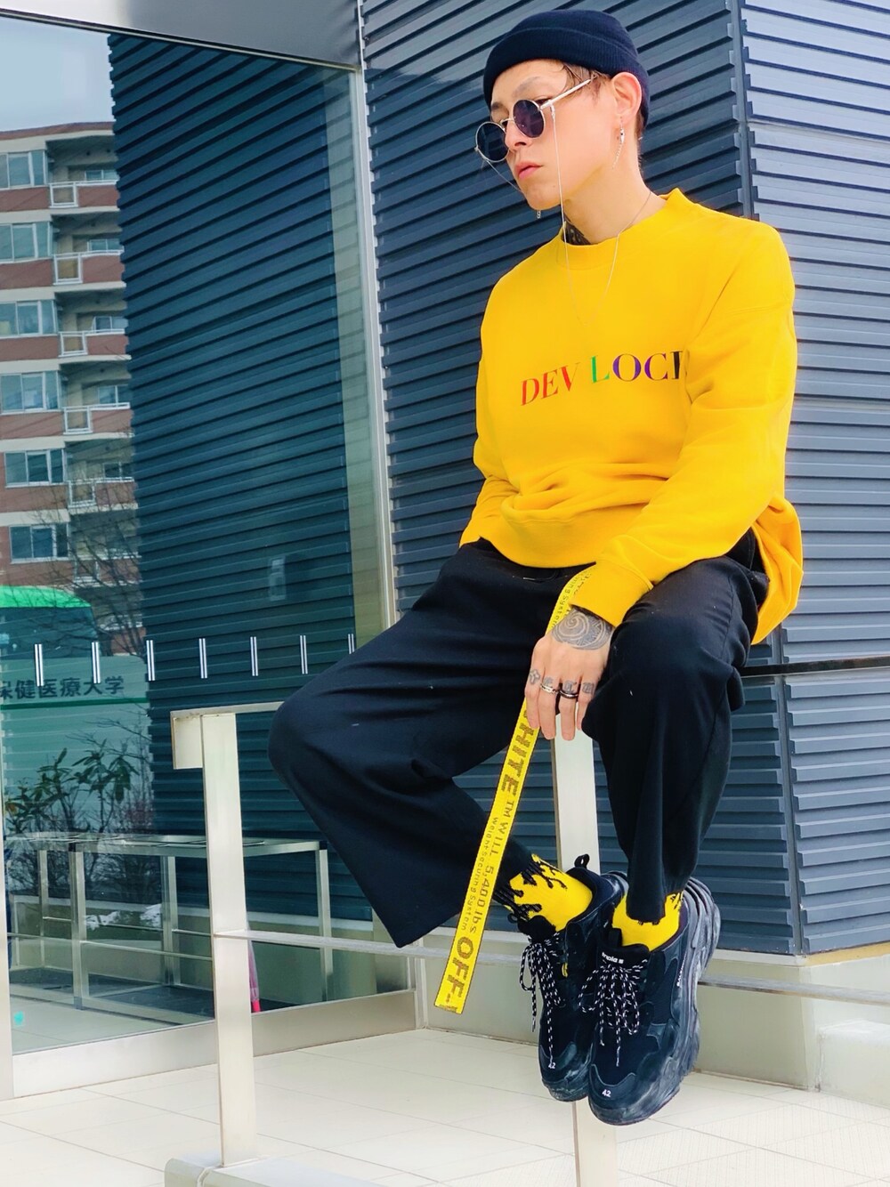 「スウェット、トレーナー、devirock、ワイドパンツ、ダッドスニーカー、BALENCIAGA、丸サングラス、グラスコード、ニット帽、ストリート」｜「DEVILOCKの【DEVILOCK】《別注》カラーロゴプリントスウェットトレーナー（スウェット、イエロー系）」を使った、TETUさん（メンズ・174cm）の夏コーディネートの1枚目の写真