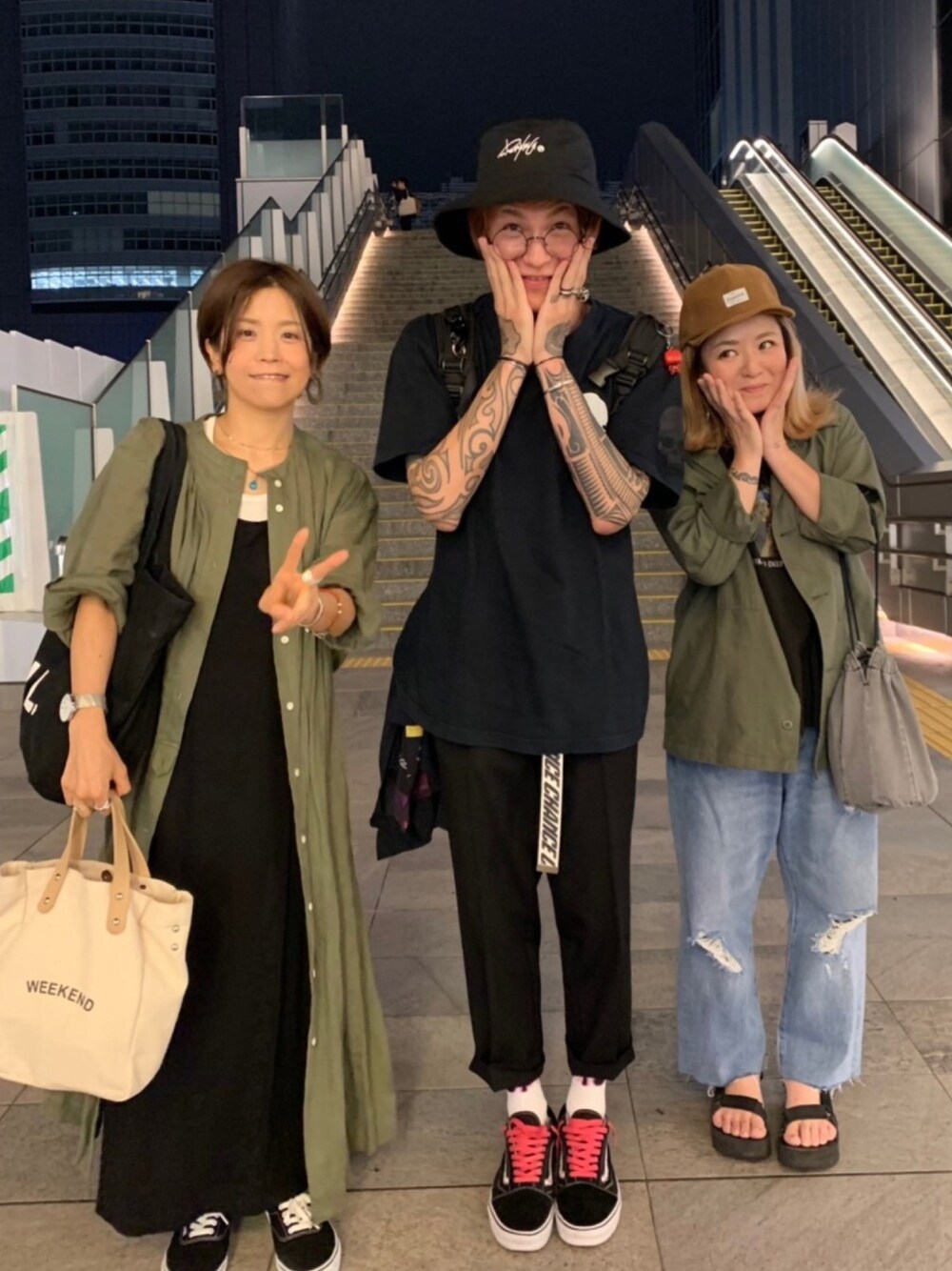 「シンプル、スニーカー、Tシャツ、ブラック、黒、バンズ、VANS、バケットハット、バックパック、アンクルパンツ」｜「かんなさん✨🎶🌹のアイテム（その他、グリーン系）」を使った、TETUさん（メンズ・174cm）の夏コーディネートの1枚目の写真