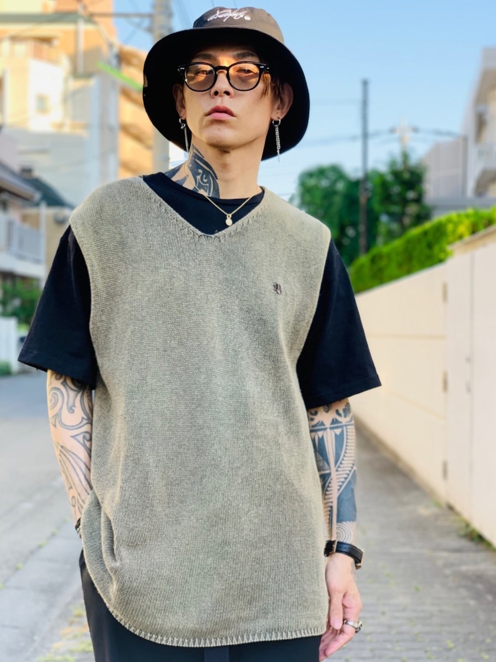 「devirock、ニットベスト、バケットハット、ビッグシルエット、シルバーアクセサリー、ピアス、サングラス、SBG、7JEWELRY、Furbodesign」｜「devirockのアイテム（ベスト、ベージュ系）」を使った、TETUさん（メンズ・175cm）の夏コーディネートの1枚目の写真