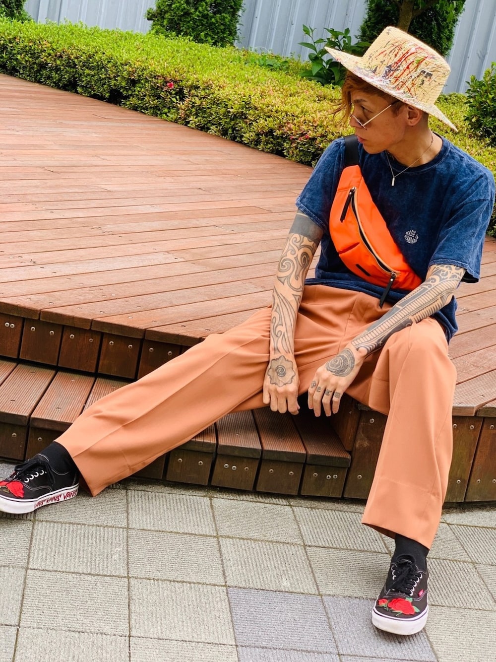 「カンカン帽、麦わら帽子、ウエストバッグ、ワイドパンツ、オレンジ、スニーカー、VANS、オロビアンコ、made in standard、NUMBER (N)INE」｜「made in standard の【MADE IN STANDARD】《WEB限定》ビッグシルエット ミネラルウォッシュ ワンポイント 刺繍 クルーネック Tシャツ（Tシャツ/カットソー、ブルー系）」を使った、TETUさん（メンズ・175cm）の夏コーディネートの1枚目の写真