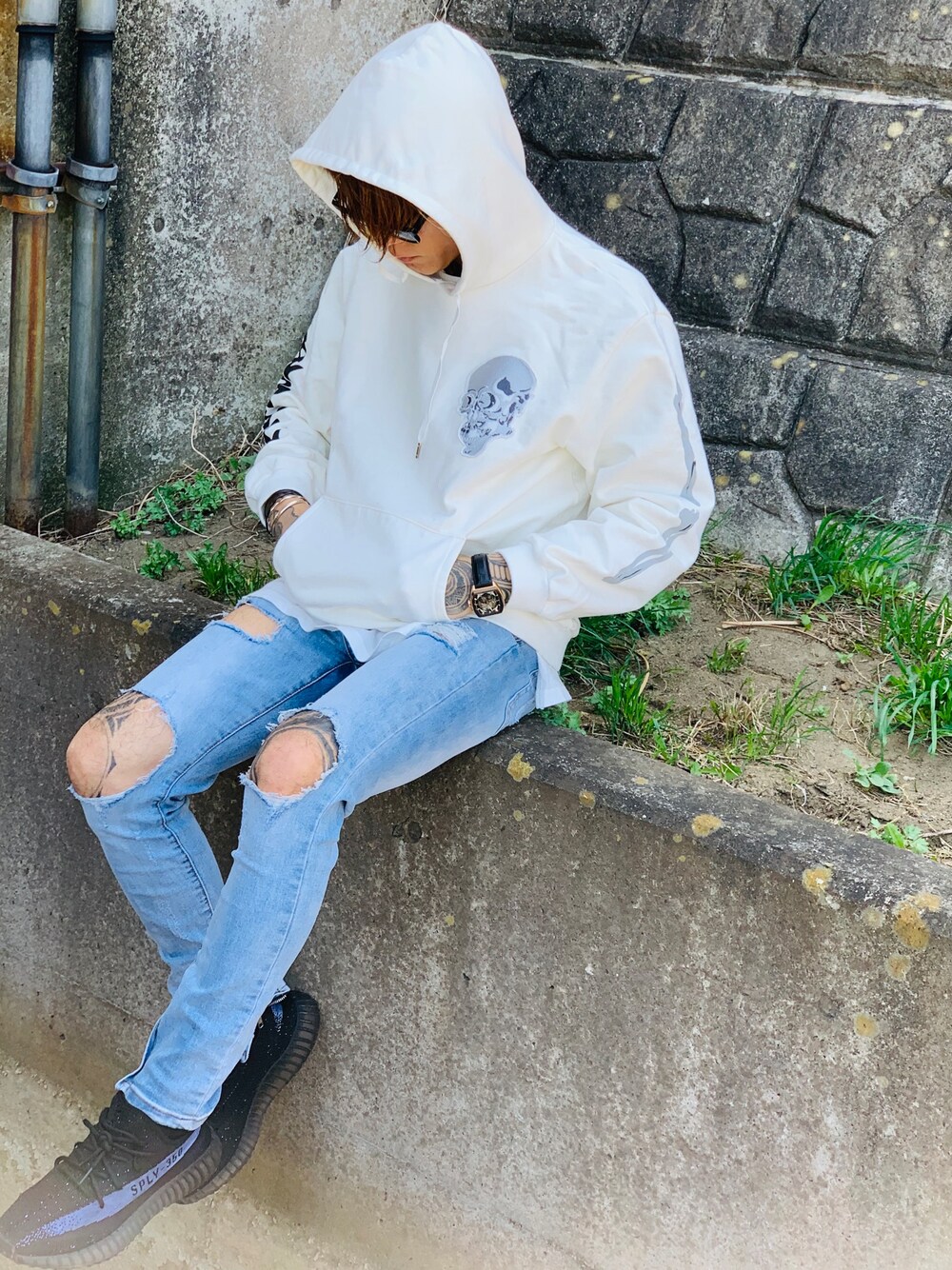 「KANSAI YAMAMOTO、ラフ、パーカー、クラッシュデニム、ストリート、adidas、yeezy、Furbodesign、SBG、7JEWELRY」｜「kansai yamamotoの【kansai yamamoto】《完全限定》“別注”我愛流 スカル 刺繍 ビッグシルエット スウェット パーカー（パーカー、ホワイト系）」を使った、TETUさん（メンズ・175cm）の夏コーディネートの1枚目の写真