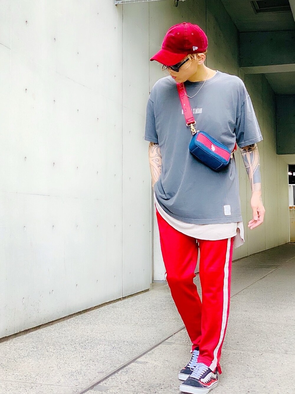 「レイヤードスタイル、ラインパンツ、ジャージ、スニーカー、VANS、USポロ、uspolo、made in standard、LION HEART(LION HEART)、ショルダーバッグ」｜「made in standard の【MADE IN STANDARD】《WEB限定》ビッグシルエット ガーメントダイ ロゴ 刺繍 クルーネック Tシャツ（Tシャツ/カットソー、グレー系）」を使った、TETUさん（メンズ・175cm）の夏コーディネートの1枚目の写真