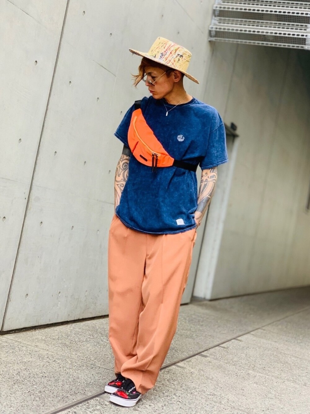 「made in standard、NUMBER (N)INE、ワイドパンツ、オレンジ、スニーカー、VANS、カンカン帽、麦わら帽子、ウエストバッグ、オロビアンコ」｜「made in standard の【MADE IN STANDARD】《WEB限定》ビッグシルエット ミネラルウォッシュ ワンポイント 刺繍 クルーネック Tシャツ（Tシャツ/カットソー、ブルー系）」を使った、TETUさん（メンズ・174cm）の夏コーディネートの1枚目の写真