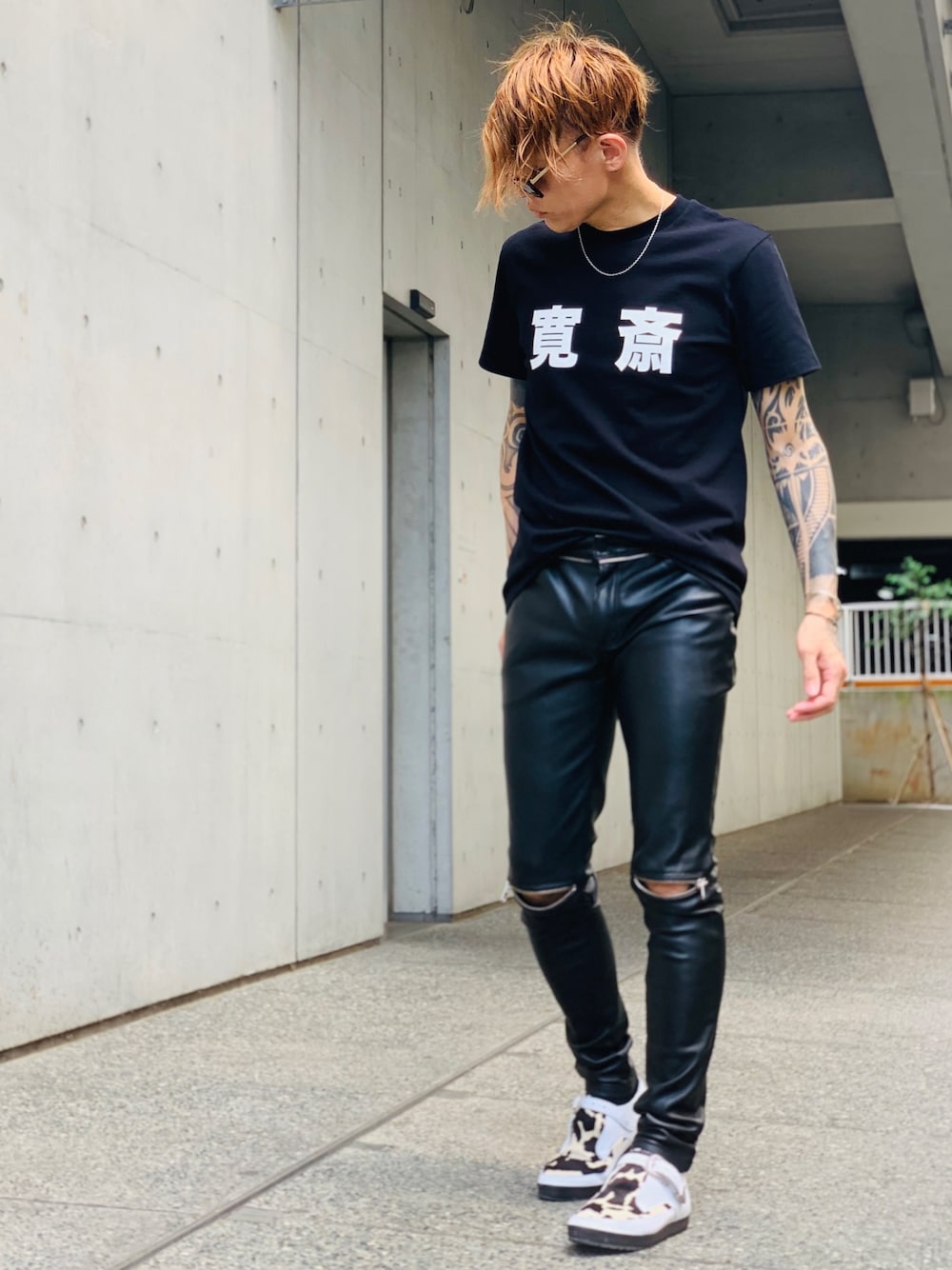 「ブラック、レザーパンツ、スニーカー、adidas Originals by JEREMY SCOTT、KANSAI YAMAMOTO、シルバーアクセサリー、LION HEART(LION HEART)、NUMBER (N)INE、黒、アディダス」｜「kansai yamamotoの【kansai yamamoto】《完全限定》“別注”寛斎 Tシャツ（Tシャツ/カットソー、ブラック系）」を使った、TETUさん（メンズ・175cm）の夏コーディネートの1枚目の写真