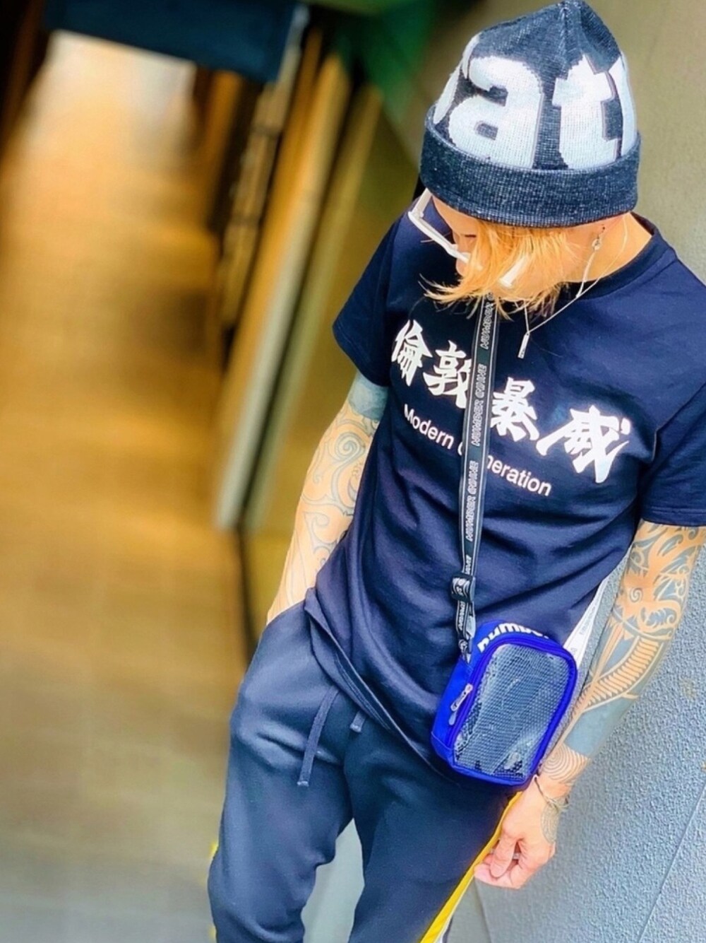 「NUMBER (N)INE、ラインパンツ、ニット帽、Tシャツ、KANSAI YAMAMOTO、シルバーアクセサリー、ｏｒｏｂｉａｎｃｏ、オロビアンコ、ショルダーバッグ、クリアバッグ」｜「kansai yamamotoの【kansai yamamoto】《完全限定》“別注”倫敦暴威 Tシャツ（Tシャツ/カットソー、ブラック系）」を使った、TETUさん（メンズ・175cm）の夏コーディネートの1枚目の写真