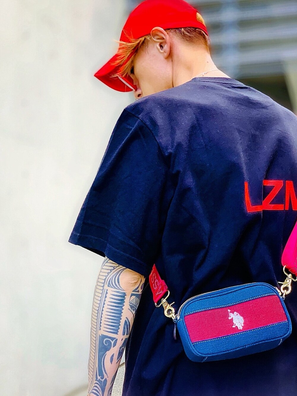 「LIZM、USポロ、uspolo、ショルダーバッグ、Tシャツ、オーバーサイズ、ラフ、黒×赤、ストリート、MFK」｜「MFKのLIZM T-SHIRTS（Tシャツ/カットソー、ブラック系）」を使った、TETUさん（メンズ・175cm）の夏コーディネートの1枚目の写真