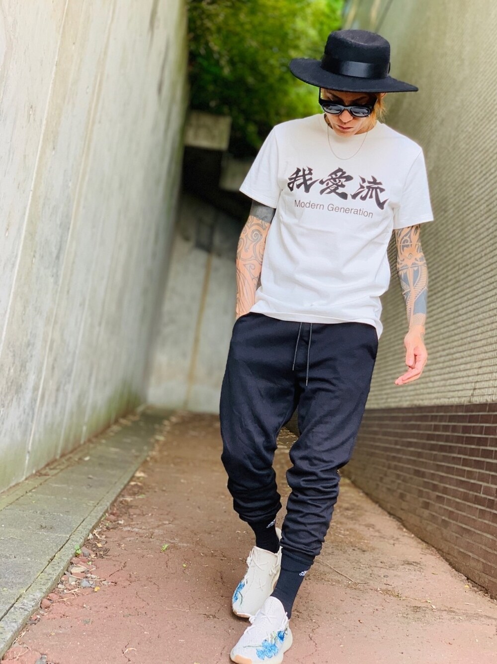 「Tシャツ、スウェットパンツ、アディダス、adidas、yeezy、スニーカー、ハット、モノトーン、KANSAI YAMAMOTO、LION HEART(LION HEART)」｜「kansai yamamotoの【kansai yamamoto】《完全限定》“別注”我愛流 Tシャツ（Tシャツ/カットソー、ホワイト系）」を使った、TETUさん（メンズ・175cm）の夏コーディネートの1枚目の写真