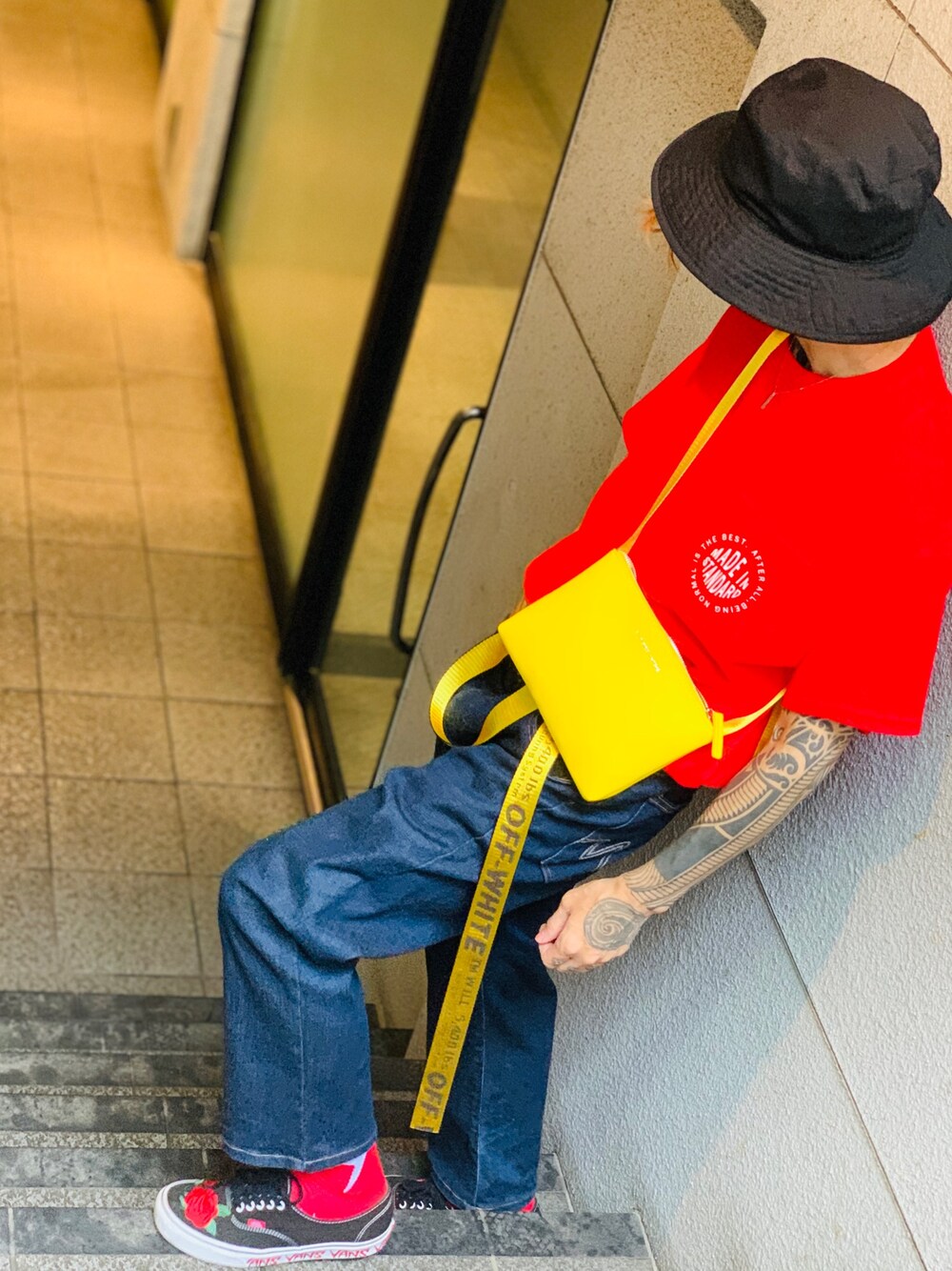 「サコッシュ、バケットハット、Tシャツ、赤、made in standard、NUMBER (N)INE、スニーカー、VANS、ワイドデニム、off white」｜「made in standard の【MADE IN STANDARD】《WEB限定》ビッグシルエット サークルロゴ プリント クルーネック ポケット Tシャツ（Tシャツ/カットソー、レッド系）」を使った、TETUさん（メンズ・175cm）の夏コーディネートの1枚目の写真