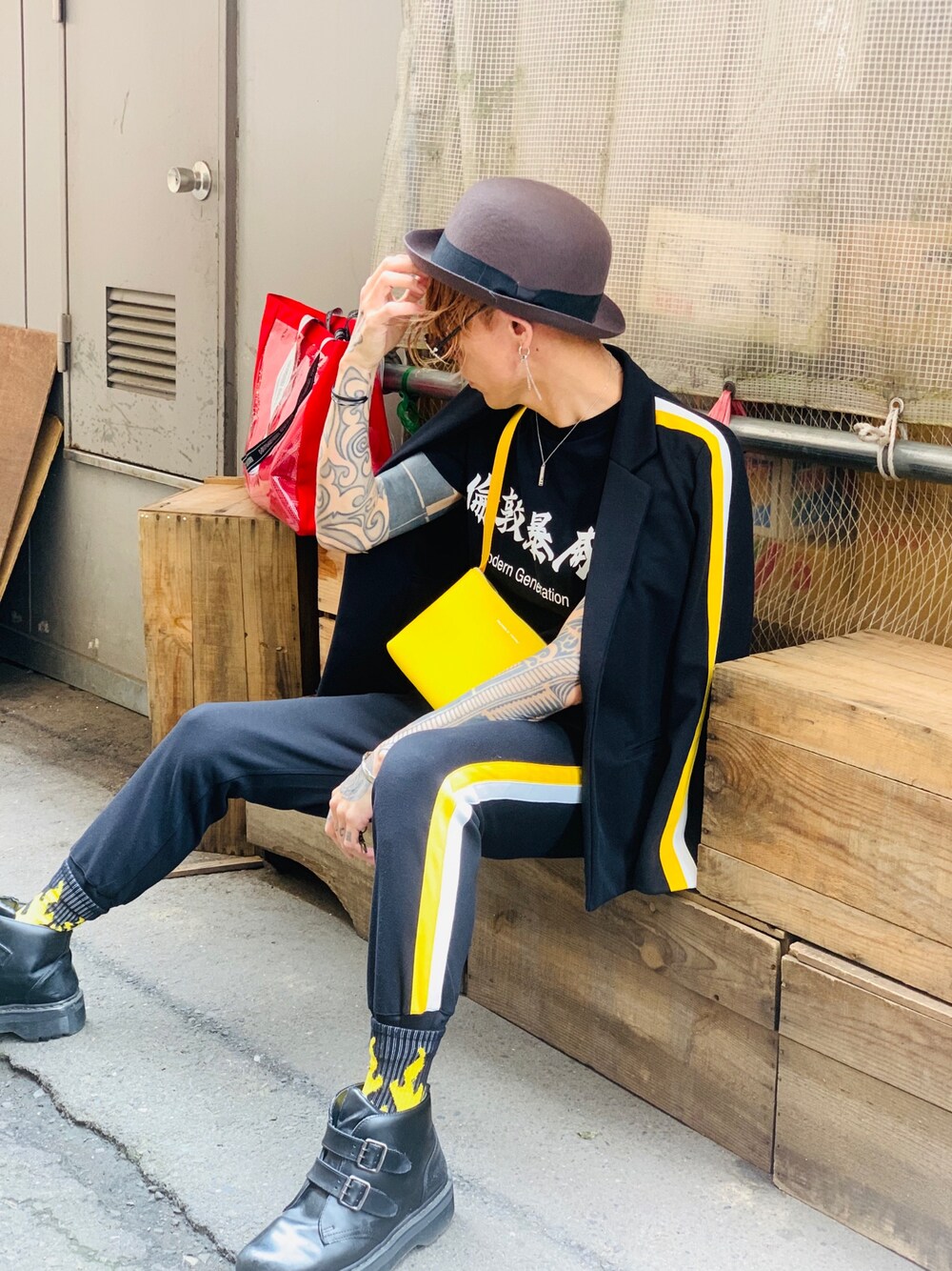 「ブーツ、Dr.Martens、テーラードジャケット、ジョガーパンツ、サコッシュ、ボーラーハット、KANSAI YAMAMOTO、NUMBER (N)INE、ラインパンツ、ｏｒｏｂｉａｎｃｏ」｜「RODEO CROWNS WIDE BOWLのライン カット パンツ（その他パンツ、ブラック系）」を使った、TETUさん（メンズ・174cm）の夏コーディネートの1枚目の写真