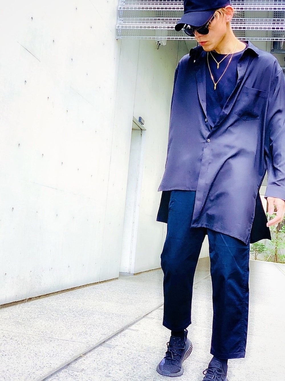 「SBG、7JEWELRY、ネックレス、not conventional、シャツスタイル、アンクルパンツ、スニーカー、yeezy、ブラック、ストリート」｜「SBGのSBG イナズマベネチアンチェーンネックレス（ネックレス、ゴールド系）」を使った、TETUさん（メンズ・174cm）の夏コーディネートの1枚目の写真