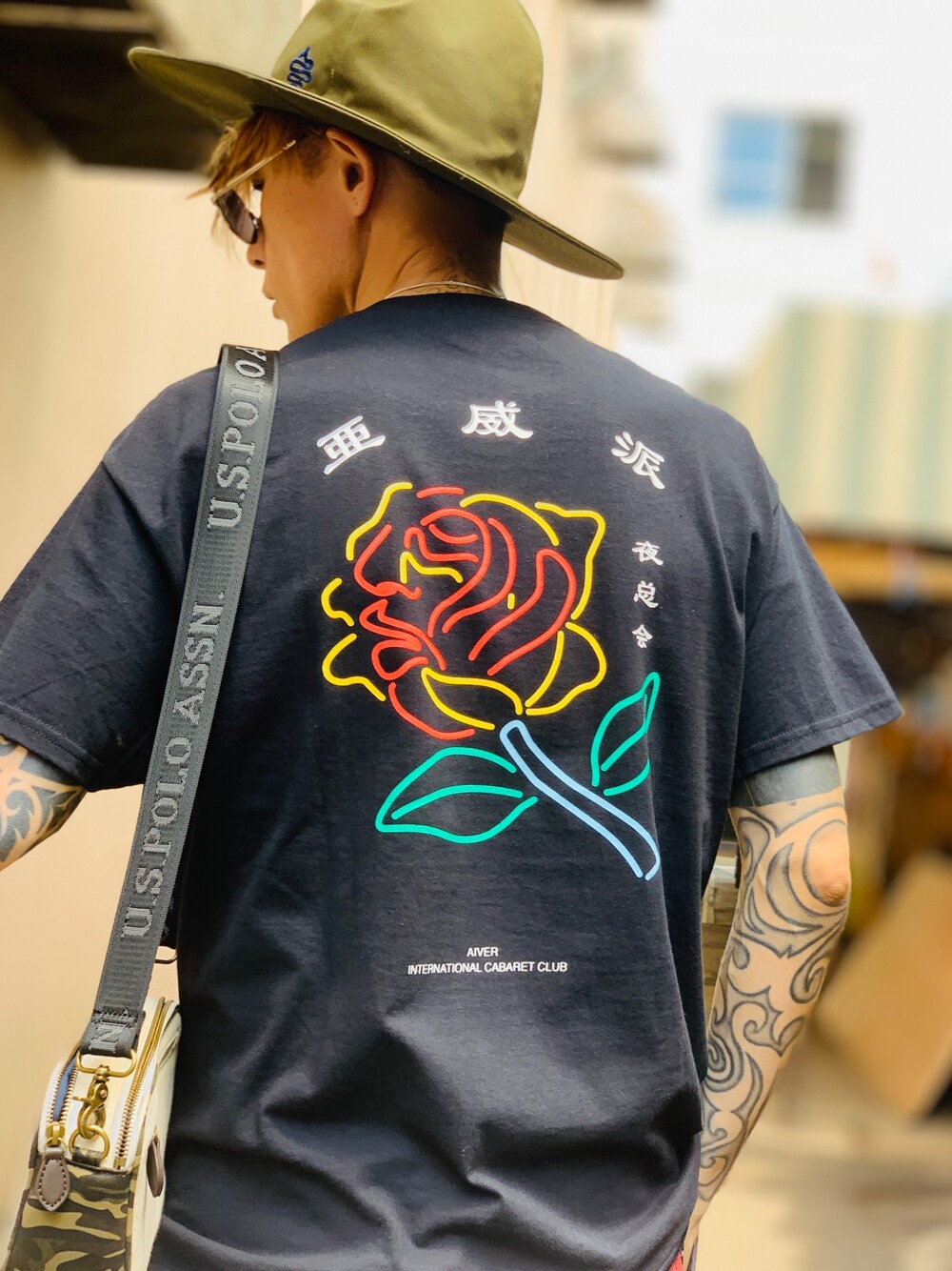 「バックプリント、バックスタイル、ネックレス、CASPER JOHN AIVER、AIVER、ハット、ALDIES、ショルダーバッグ、USポロ、ストリート」｜「AIVERのCASPER JOHN AIVER　ORIENTAL NEON ROSE S/S TEE（Tシャツ/カットソー、ブラック系）」を使った、TETUさん（メンズ・174cm）の夏コーディネートの1枚目の写真