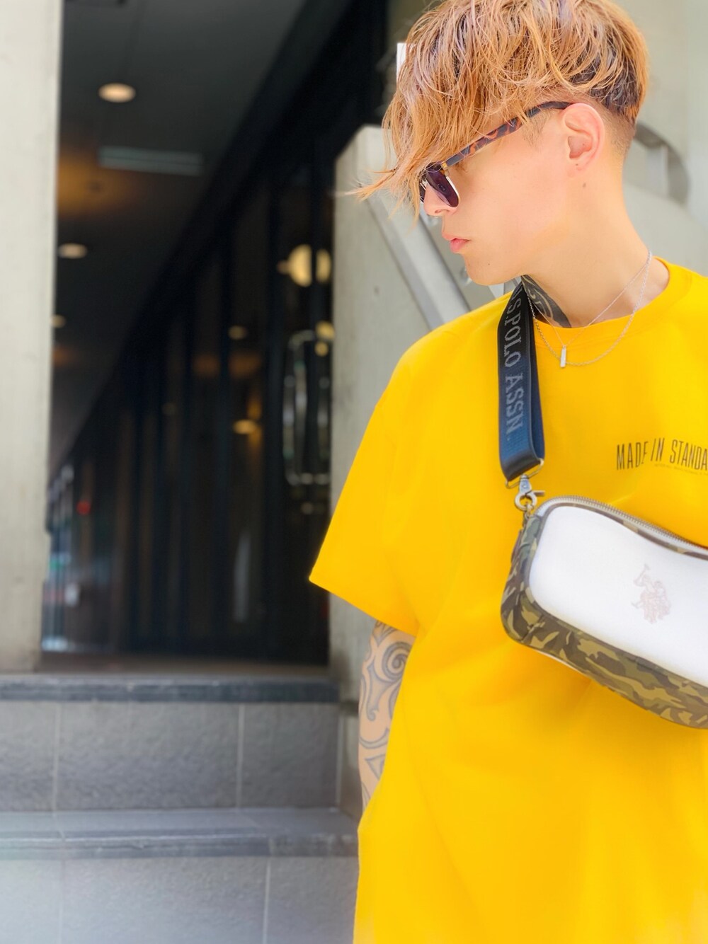 「Tシャツ、made in standard、イエロー、ネックレス、ｏｒｏｂｉａｎｃｏ、オロビアンコ、CASPER JOHN AIVER、ショルダーバッグ、USポロ、シンプル」｜「made in standard の【MADE IN STANDARD】《WEB限定》ビッグシルエット サークルロゴ バックプリント クルーネック Tシャツ（Tシャツ/カットソー、イエロー系）」を使った、TETUさん（メンズ・174cm）の夏コーディネートの1枚目の写真