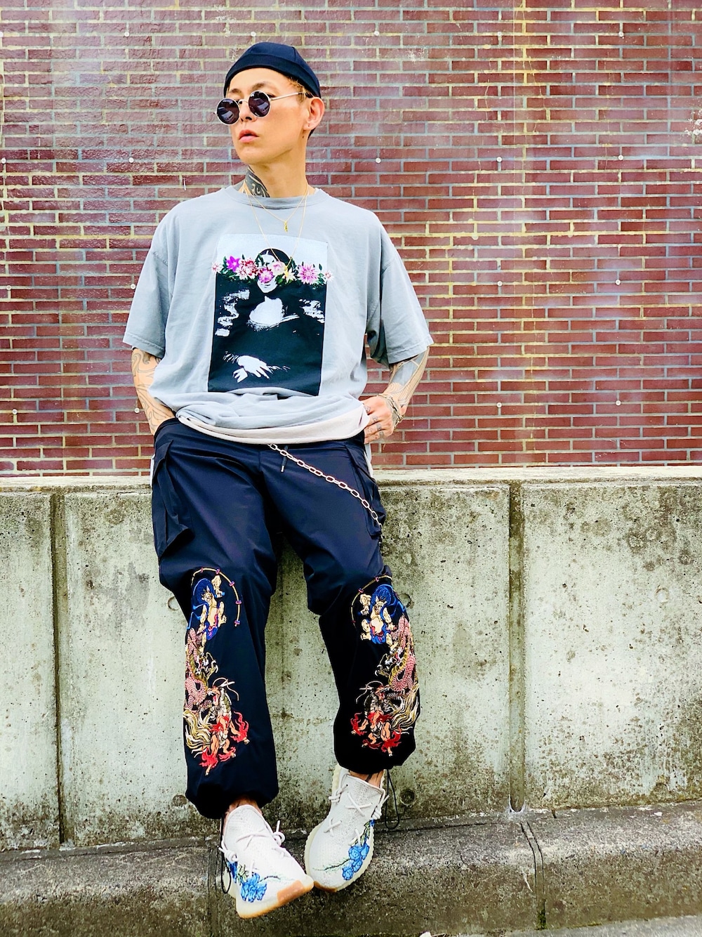 「CASPER JOHN AIVER、GALFY、カーゴパンツ、刺繍、レイヤードスタイル、シルバーアクセサリー、ネックレス、SBG、yeezy、フィッシャーマンキャップ」｜「GALFYのGALFY×AIVER　”YABAI阿威婆亜”カーゴパンツ（カーゴパンツ、ブラック系）」を使った、TETUさん（メンズ・174cm）の夏コーディネートの1枚目の写真