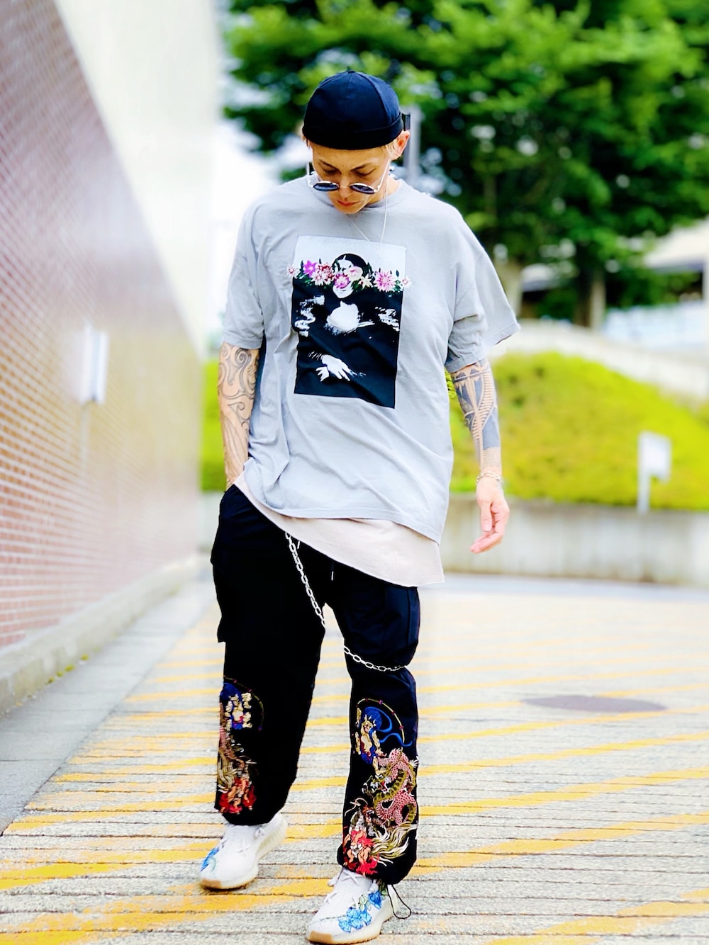 「CASPER JOHN AIVER、シルバーアクセサリー、刺繍、カーゴパンツ、GALFY、スニーカー、yeezy、フィッシャーマンキャップ、レイヤードスタイル、ストリート」｜「AIVERのCASPER JOHN AIVER　M.N.L.S BOTANICALS PIGMENT TEE（Tシャツ/カットソー、グレー系）」を使った、TETUさん（メンズ・174cm）の夏コーディネートの1枚目の写真