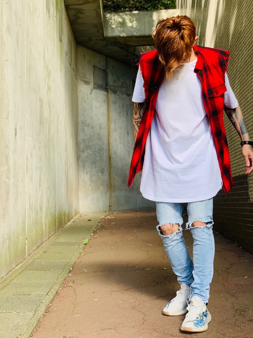 「スニーカー、adidas、ストリート、チェックシャツ、デニムパンツ、yeezy、LION HEART(LION HEART)、SBG、ネックレス、クラッシュデニム」｜「THE CASUALのスキニー デニム パンツ メンズ 裾ZIP デザイン クラッシュ ブリーチ（デニムパンツ、ブルー系）」を使った、TETUさん（メンズ・174cm）の夏コーディネートの1枚目の写真