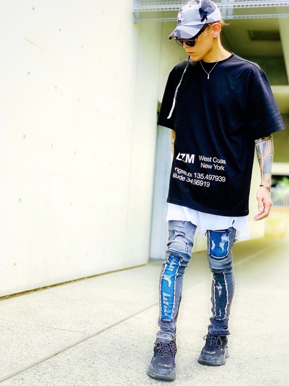 「LIZM、レイヤードスタイル、オーバーサイズ、スキニーデニム、キャップ、ダッドスニーカー、BALENCIAGA、オロビアンコ、MFK、クラッシュデニム」｜「MFKのLIZM T-SHIRTS（Tシャツ/カットソー、ブラック系）」を使った、TETUさん（メンズ・175cm）の夏コーディネートの1枚目の写真