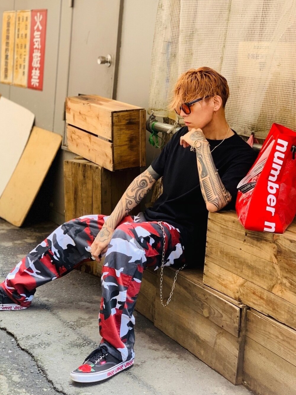 「ROTHCO、迷彩、カモフラ、カモフラパンツ、CASPER JOHN AIVER、スニーカー、VANS、クリアバッグ、NUMBER (N)INE、オロビアンコ」｜「ROTHCOのROTHCO　カラーカモBDUカーゴパンツ（カーゴパンツ、レッド系）」を使った、TETUさん（メンズ・174cm）の夏コーディネートの1枚目の写真