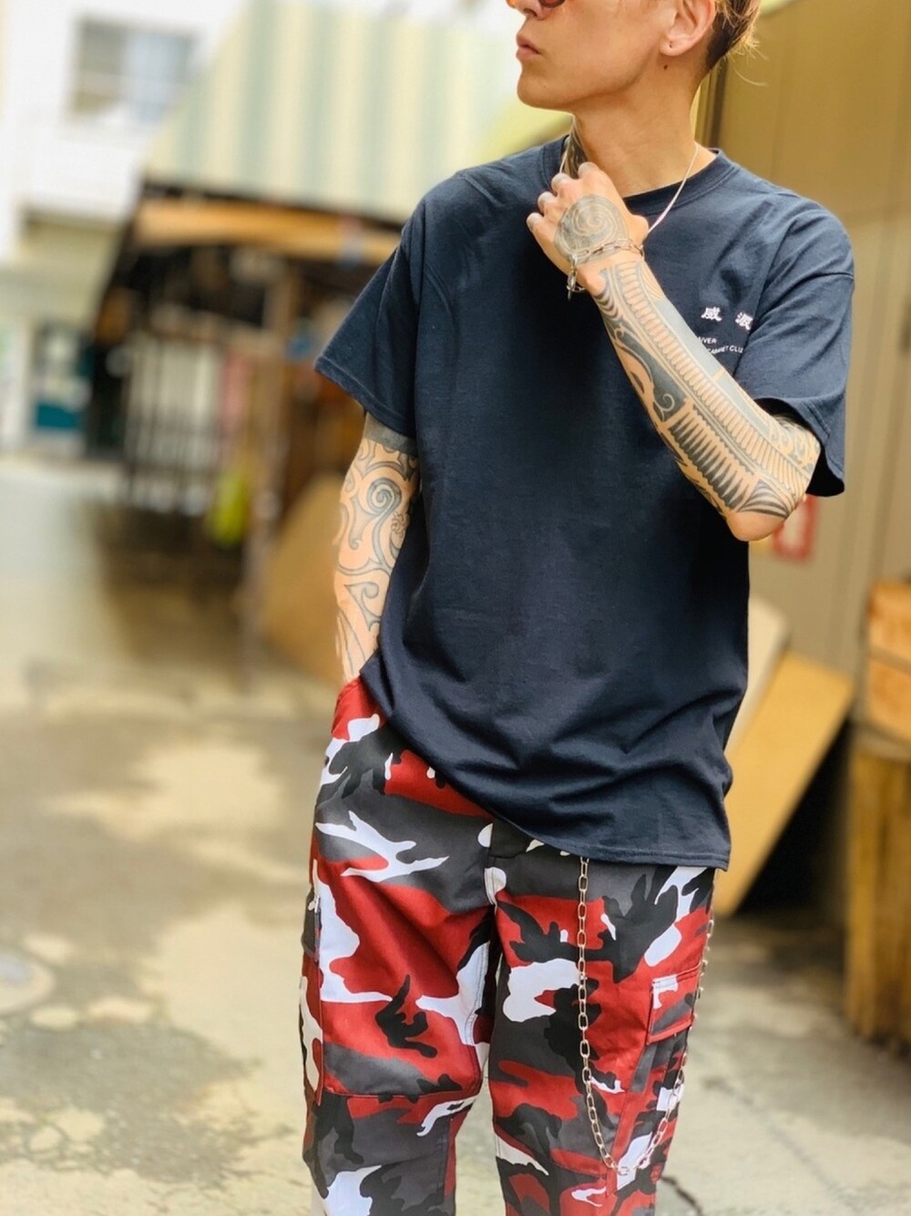 「迷彩、カモフラ、カモフラパンツ、カーゴパンツ、CASPER JOHN AIVER、シルバーアクセサリー、ストリートMIX、Tシャツ、street、ストリート」｜「AIVERのCASPER JOHN AIVER　ORIENTAL NEON ROSE S/S TEE（Tシャツ/カットソー、ブラック系）」を使った、TETUさん（メンズ・174cm）の夏コーディネートの1枚目の写真