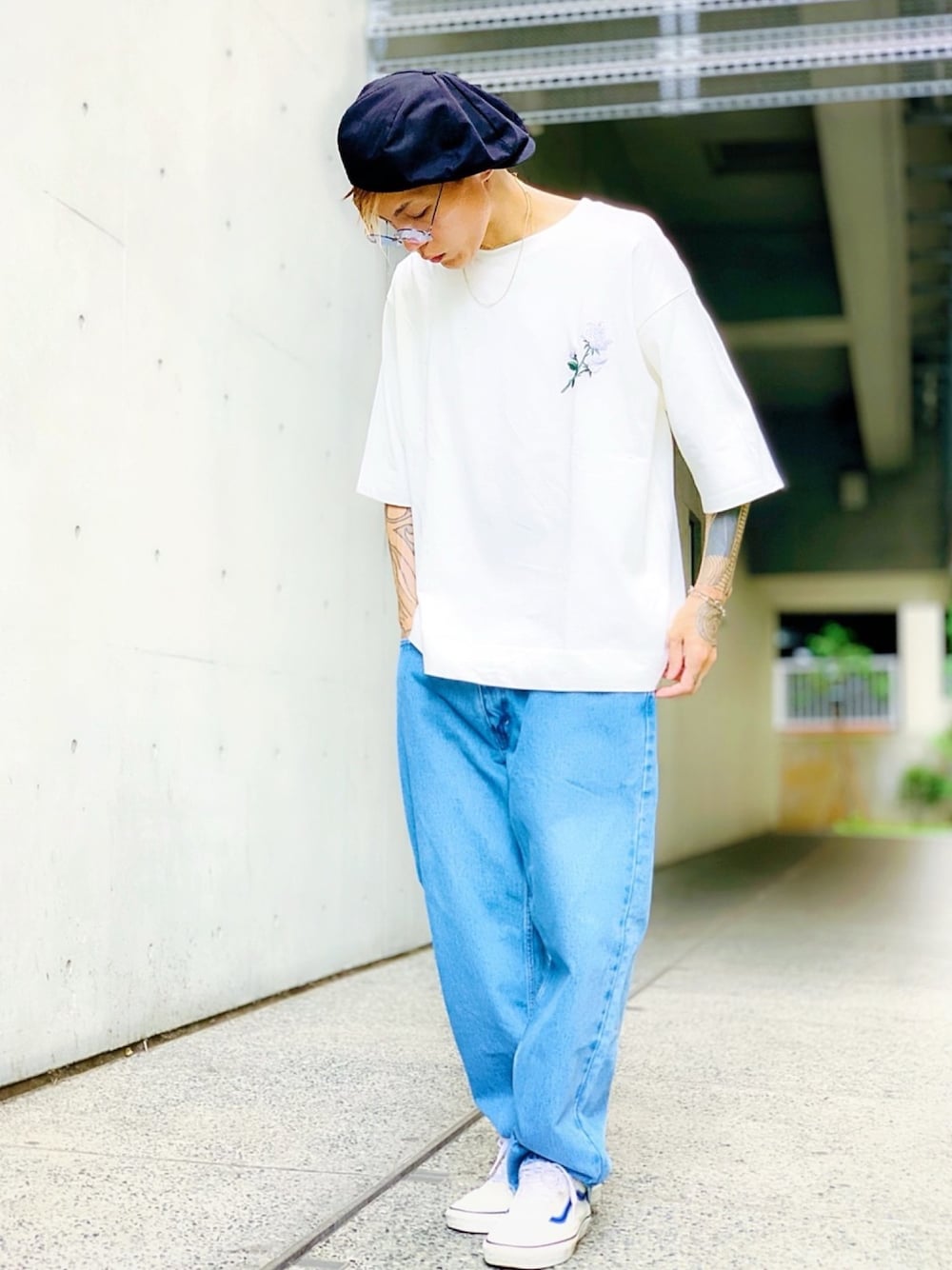 「リーバイス、オーバーサイズ、デニムパンツ、ワイドデニム、550、シルバーアクセサリー、CASPER JOHN AIVER、キャスケット、シンプル、白Tシャツ」｜「Levi'sの【WEB限定】550(TM)リラックスフィット LIGHT（デニムパンツ、ブルー系）」を使った、TETUさん（メンズ・174cm）の夏コーディネートの1枚目の写真