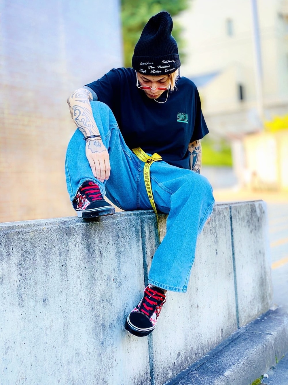 「CASPER JOHN AIVER、タックイン、リーバイス、ワイドデニム、Levi's、550、ニット帽、VANS、ビッグT、スニーカーコーデ」｜「Levi'sの【WEB限定】550(TM)リラックスフィット LIGHT（デニムパンツ、ブルー系）」を使った、TETUさん（メンズ・174cm）の夏コーディネートの1枚目の写真