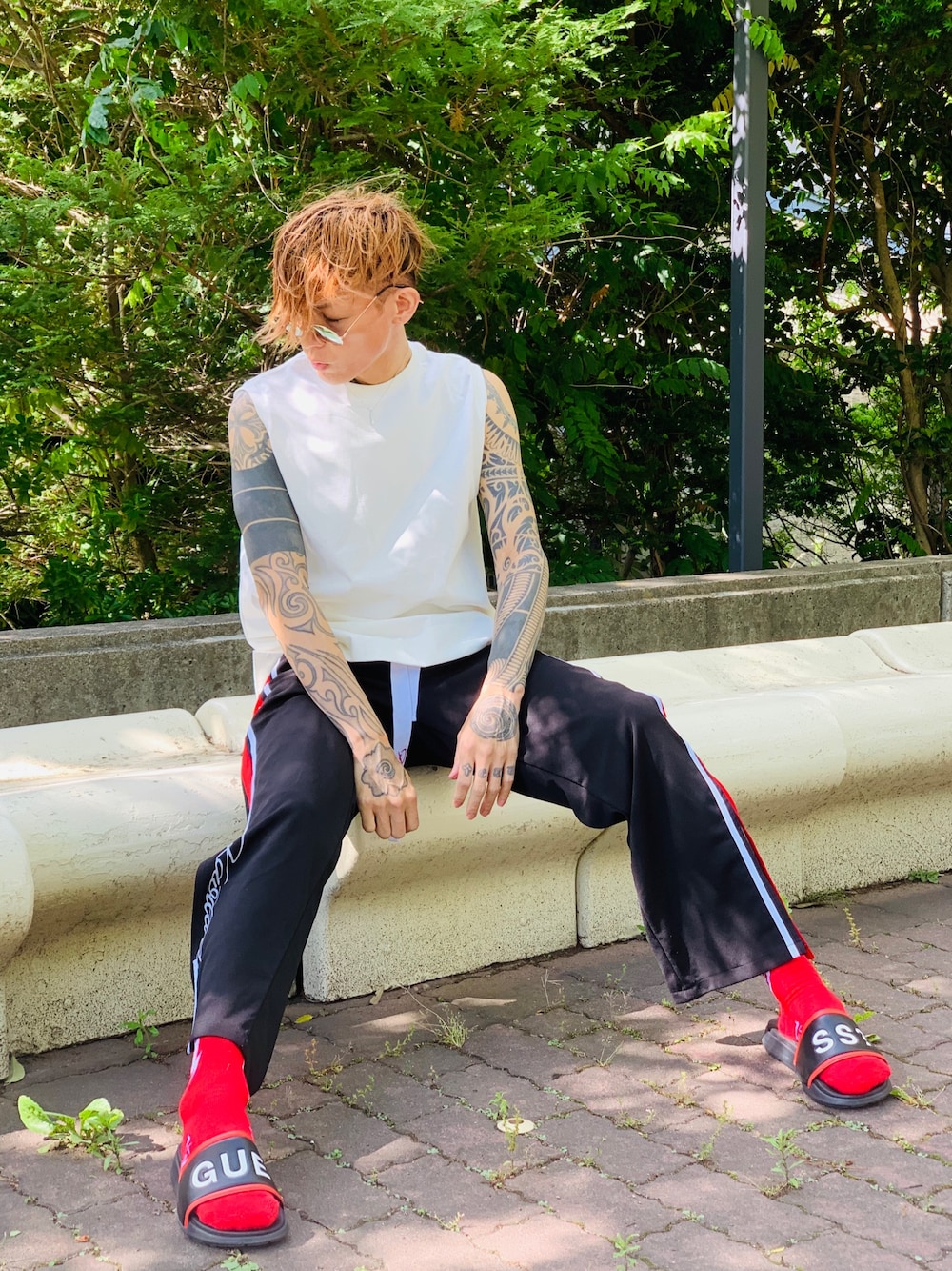 「サンダル、シャワーサンダル、ソックス×サンダル、ジャージ、ラインパンツ、ノースリーブ、タンクトップ、CASPER JOHN AIVER、AIVER、ラフ」｜「AIVERのCASPER JOHN AIVER　NEW シルケットサイドスリットロングタンクトップ（タンクトップ、ホワイト系）」を使った、TETUさん（メンズ・174cm）の夏コーディネートの1枚目の写真