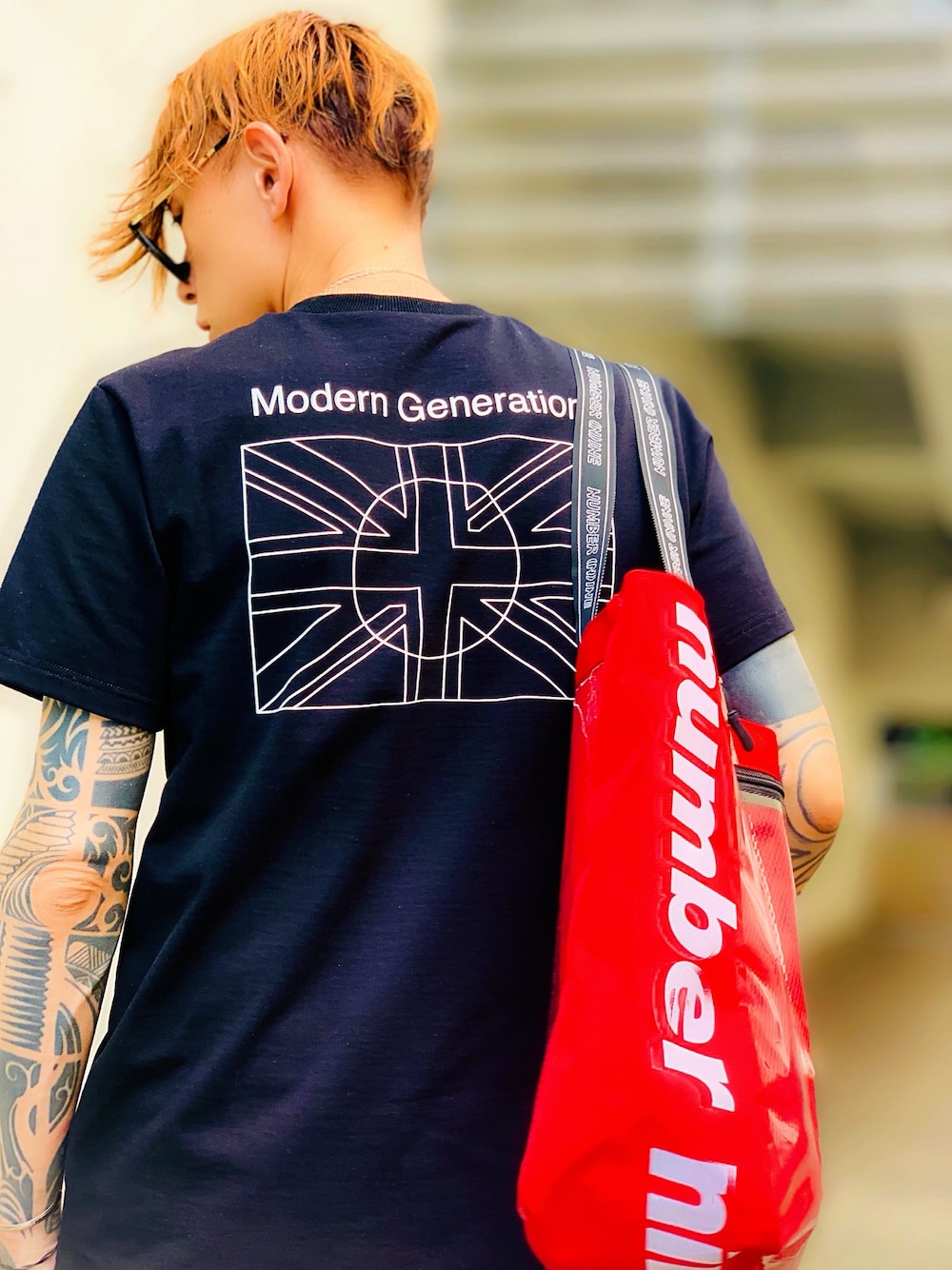 「バッグスタイル、KANSAI YAMAMOTO、バックプリント、バックスタイル、トートバッグ、クリアバッグ、NUMBER (N)INE、シルバーアクセサリー、CASPER JOHN AIVER、ネックレス」｜「kansai yamamotoの【kansai yamamoto】《完全限定》“別注”寛斎 Tシャツ（Tシャツ/カットソー、ブラック系）」を使った、TETUさん（メンズ・174cm）の夏コーディネートの1枚目の写真