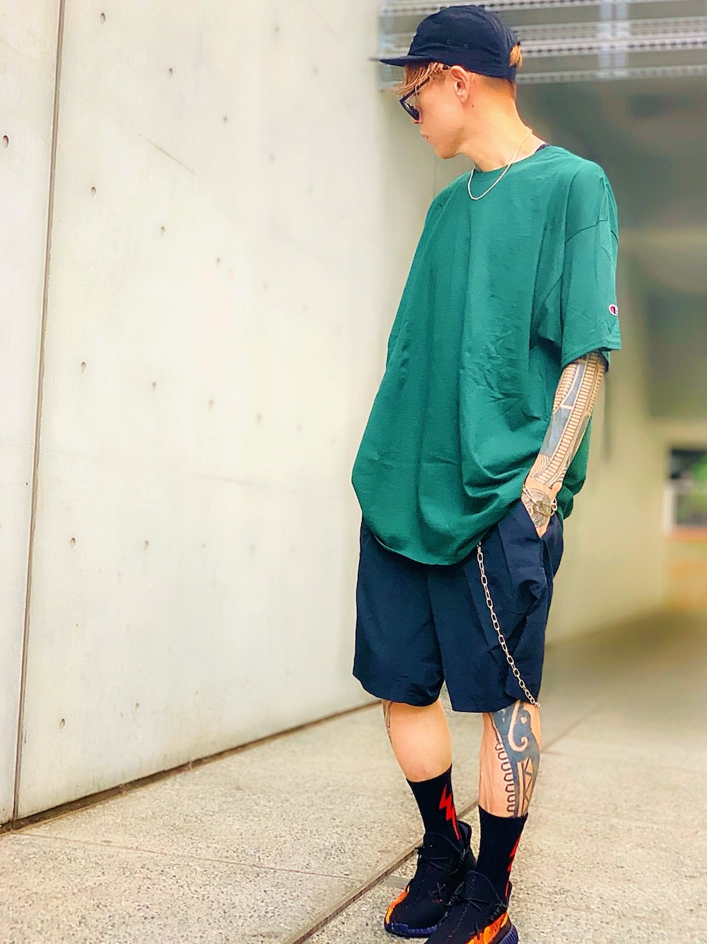 「ラフ、Tシャツ、Champion、オーバーサイズ、ハーフパンツ、スニーカー、シルバーアクセサリー、AIVER、CASPER JOHN AIVER、ソックス」｜「ChampionのChampion TEE（Tシャツ/カットソー、グリーン系）」を使った、TETUさん（メンズ・174cm）の夏コーディネートの1枚目の写真