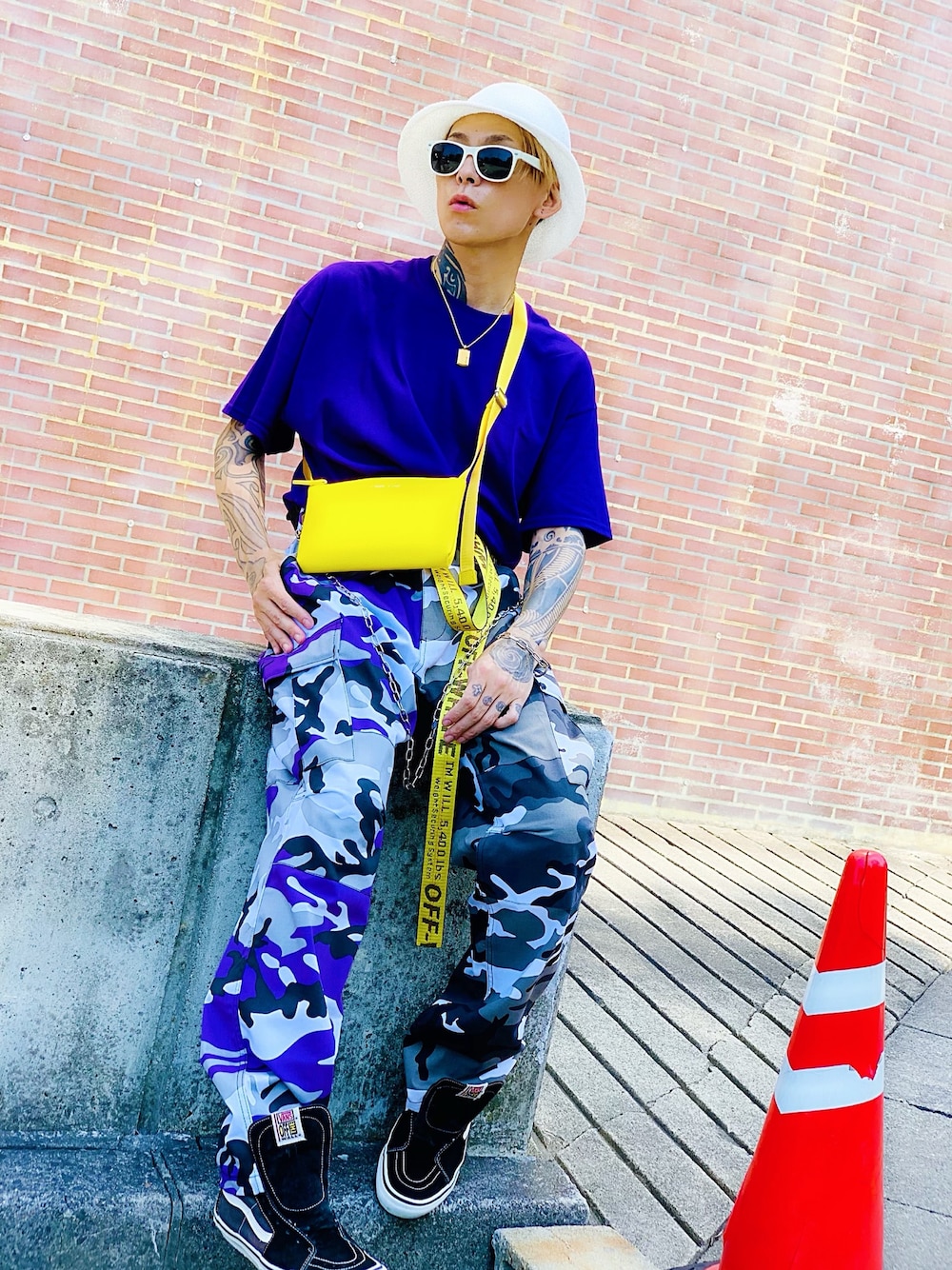 「カモフラ、カモフラパンツ、アクセサリー、CASPER JOHN AIVER、AIVER、POLICE、ストリート、サコッシュ、スニーカー、VANS」｜「ROTHCOのROTHCO　2トーンカモBDUカーゴパンツ（カーゴパンツ、パープル系）」を使った、TETUさん（メンズ・174cm）の夏コーディネートの1枚目の写真
