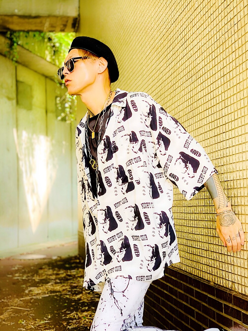 「メッシュタンク、オープンカラーシャツ、柄シャツ、CASPER JOHN AIVER、シルバーアクセサリー、AIVER、ゴールドアクセ、ポリス、POLICE、ベレー帽」｜「AIVERのCASPER JOHN AIVER　YAKAI RAYON BIG SHIRT（シャツ/ブラウス、ブラック系）」を使った、TETUさん（メンズ・174cm）の夏コーディネートの1枚目の写真