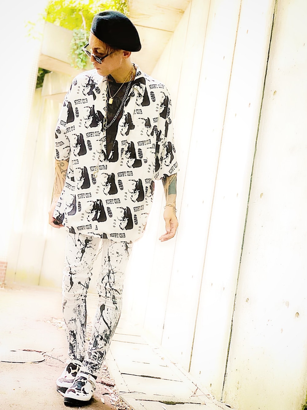 「モノトーン、ベレー帽、柄シャツ、メッシュタンク、CASPER JOHN AIVER、AIVER、ポリス、スニーカー、adidas、JEREMY SCOTT」｜「AIVERのCASPER JOHN AIVER　YAKAI RAYON BIG SHIRT（シャツ/ブラウス、ブラック系）」を使った、TETUさん（メンズ・174cm）の夏コーディネートの1枚目の写真