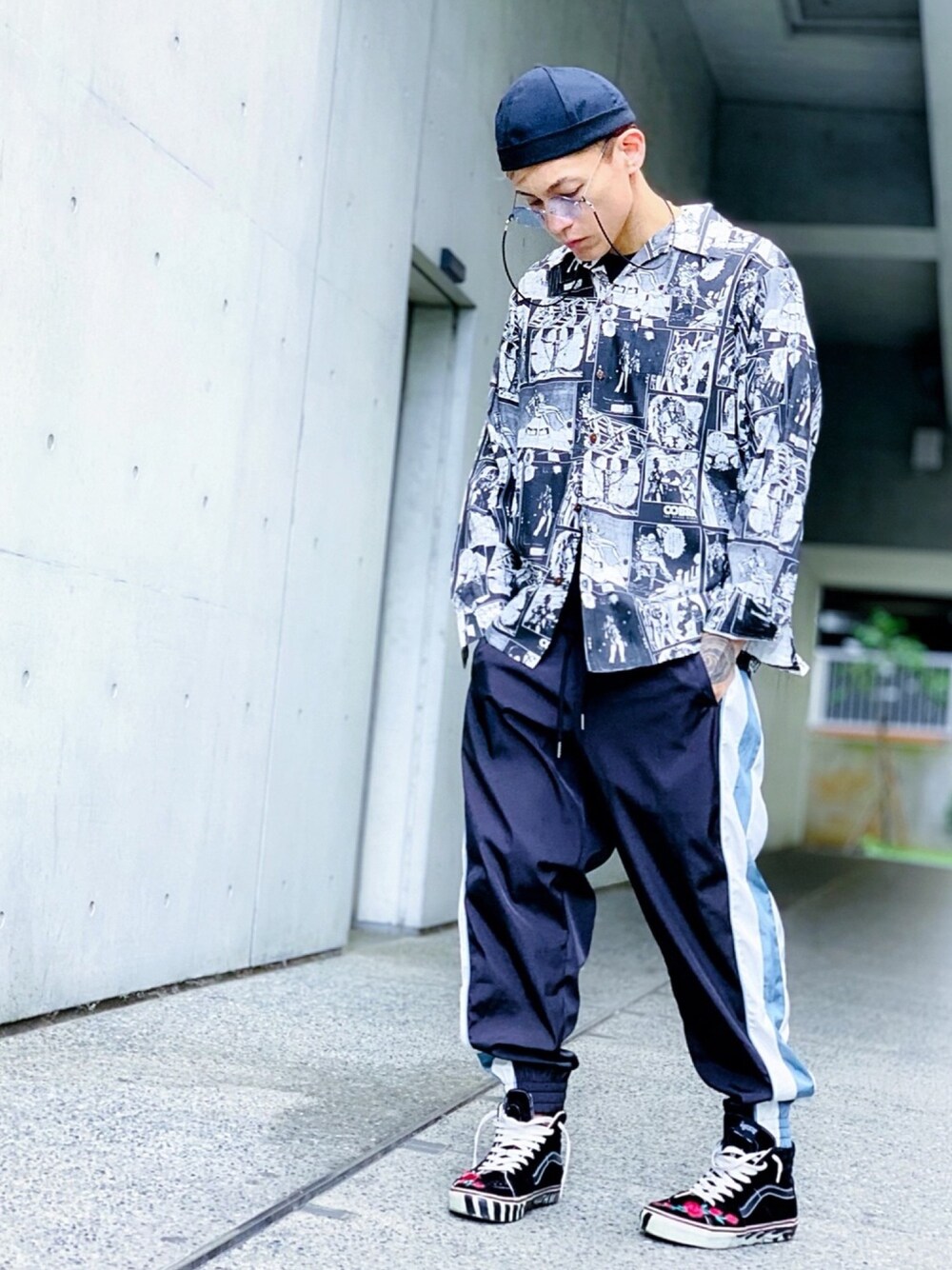 「柄シャツ、オープンカラーシャツ、モノトーン、ジョガーパンツ、ラインパンツ、CASPER JOHN AIVER、グラスコード、フィッシャーマンキャップ、スニーカー、VANS」｜「AIVERのCASPER JOHN AIVER　パイピングラインメタリックジョガーパンツ（その他パンツ、ブラック系）」を使った、TETUさん（メンズ・174cm）の夏コーディネートの1枚目の写真