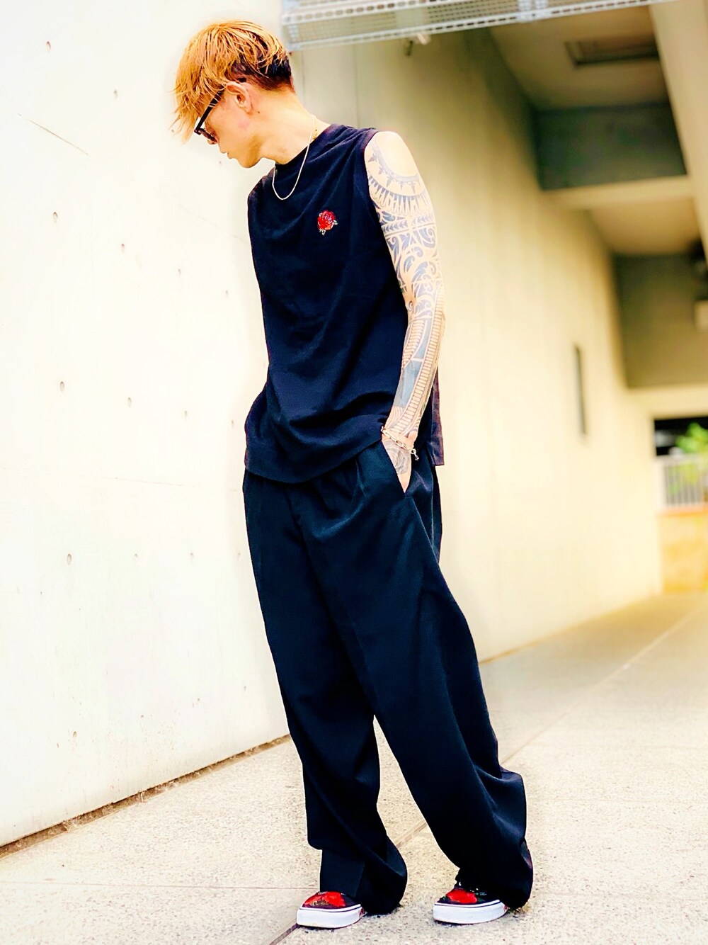 「ノースリーブ、ワイドパンツ、ブラック、黒、シンプル、シルバーアクセサリー、CASPER JOHN AIVER、AIVER、スニーカー、VANS」｜「ZOZOのヘビーウェイトコットンノースリーブ（パターンオーダー）／ブラック[WOMEN]（Tシャツ/カットソー、ブラック系）」を使った、TETUさん（メンズ・174cm）の夏コーディネートの1枚目の写真