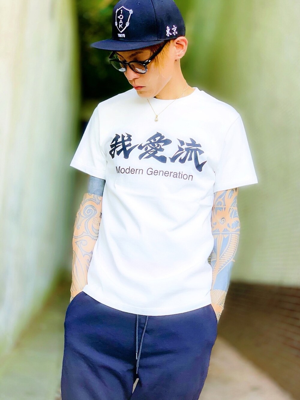 「キャップ、カラーサングラス、7JEWELRY、ネックレス、SBG、Tシャツ、KANSAI YAMAMOTO、シンプル、スウェットパンツ、シンプルスタイル」｜「kansai yamamotoの【kansai yamamoto】《完全限定》“別注”我愛流 Tシャツ（Tシャツ/カットソー、ホワイト系）」を使った、TETUさん（メンズ・174cm）の夏コーディネートの1枚目の写真