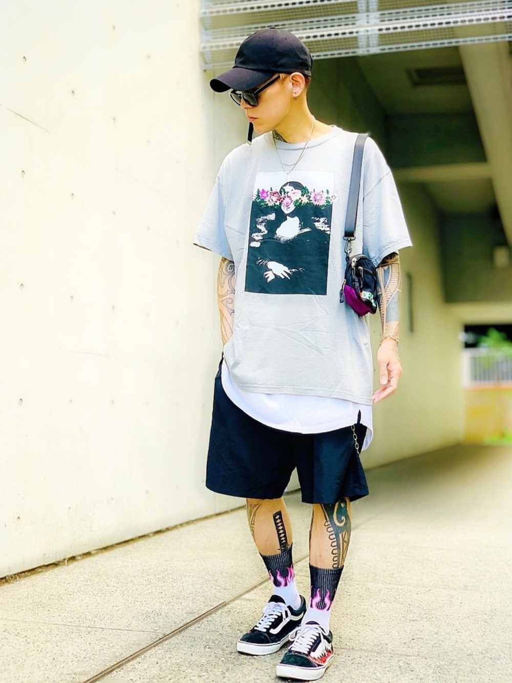 「ハーフパンツ、スニーカー、VANS、ビッグT、レイヤードスタイル、シルバーアクセサリー、CASPER JOHN AIVER、AIVER、ショルダーバッグ、devirock」｜「DEVILOCKの【DEVILOCK】2WAY ウエスト＆サコッシュバッグ（ショルダーバッグ、ブラック系）」を使った、TETUさん（メンズ・174cm）の夏コーディネートの1枚目の写真