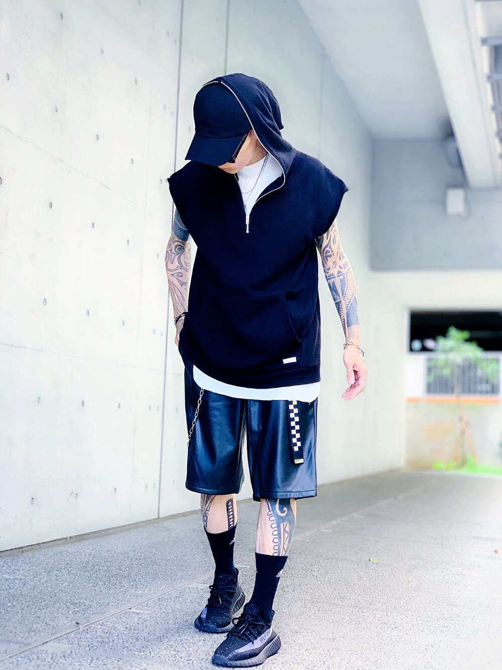 「ノースリーブ、パーカー、ハーフパンツ、スニーカー、yeezy、adidas、シルバーアクセサリー、CASPER JOHN AIVER、AIVER、ストリート」｜「EMODAの【SH】HALF ZIP SHORT SLEEVE HOODIE（Tシャツ/カットソー、ブラック系）」を使った、TETUさん（メンズ・174cm）の秋コーディネートの1枚目の写真