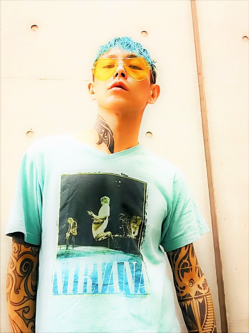 「Vネック、Tシャツ、ブルー、グリーン、バンドT、ユニクロ、ティアドロップサングラス、サングラス、カラーサングラス、ラフ」｜「nirvāṇa🎧💿🎤🏆のアイテム（Tシャツ/カットソー、グリーン系）」を使った、TETUさん（メンズ・174cm）の秋コーディネートの1枚目の写真