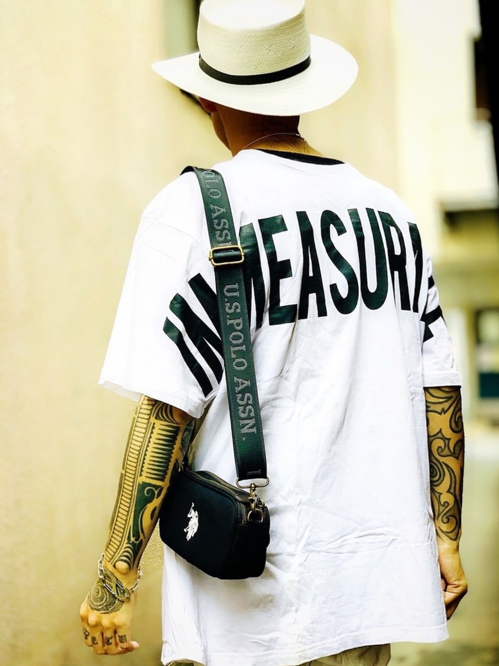 「Tシャツ、オーバーサイズ、ANAP、ショルダーバッグ、USポロ、US POLO、ハット、カンカン帽、ネックレス、POLICE」｜「U.S. POLO ASSN.の【U.S. POLO ASSN.】 ユーエスポロアッスン クロスボディ ショルダーバッグＳ　 US1885（ショルダーバッグ、ブラック系）」を使った、TETUさん（メンズ・174cm）の秋コーディネートの1枚目の写真