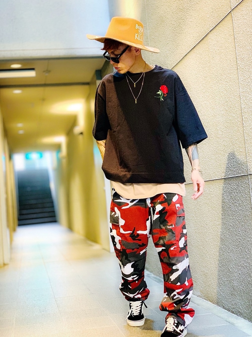 「レイヤードスタイル、オーバーサイズ、迷彩、カモフラパンツ、カモフラ、ハット、ネックレス、SBG、CASPER JOHN AIVER、AIVER」｜「ROTHCOのROTHCO　カラーカモBDUカーゴパンツ（カーゴパンツ、レッド系）」を使った、TETUさん（メンズ・174cm）の秋コーディネートの1枚目の写真