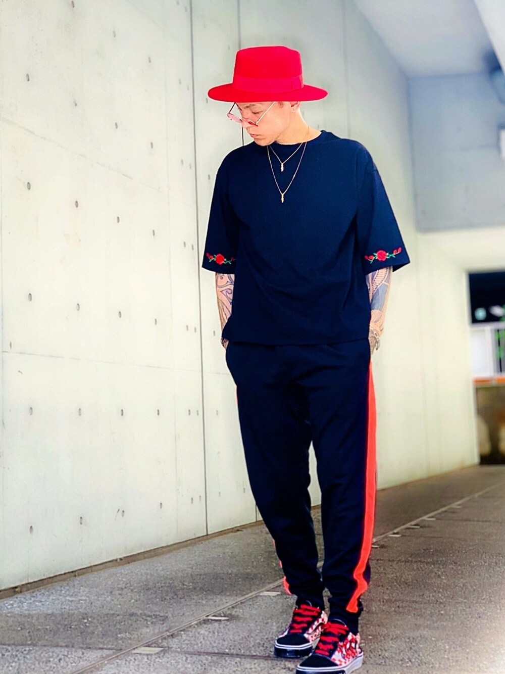 「カンカン帽、スニーカー、VANS、ストリート、ジャージ、ラインパンツ、ゴールドアクセ、ネックレス、SBG、黒×赤」｜「SBGのSBG イナズマベネチアンチェーンネックレス（ネックレス、ゴールド系）」を使った、TETUさん（メンズ・174cm）の秋コーディネートの1枚目の写真