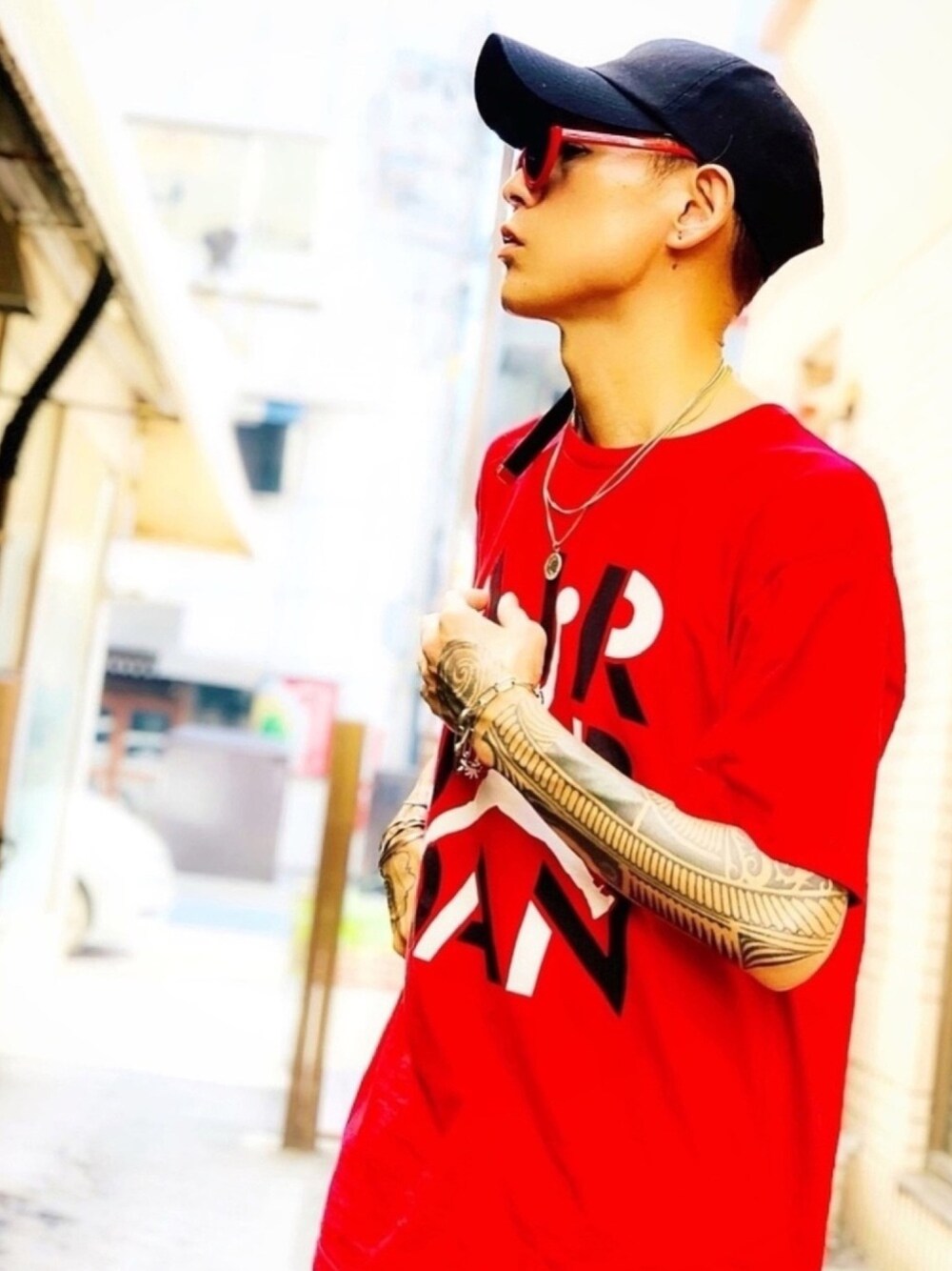 「AIR JORDAN、NIKE、Tシャツ、赤、キャップ、CASPER JOHN AIVER、AIVER、シルバーアクセサリー、ネックレス、MFK」｜「AIVERのCASPER JOHN AIVER　SINGLE CHAIN COIN NECKLACE（ネックレス、シルバー系）」を使った、TETUさん（メンズ・174cm）の秋コーディネートの1枚目の写真