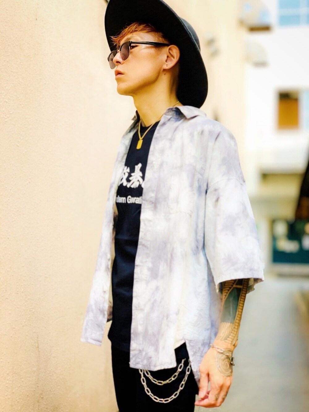 「シャツスタイル、CASPER JOHN AIVER、ハット、ネックレス、POLICE、シルバーアクセサリー、AIVER、KANSAI YAMAMOTO、シャツ、グレー」｜「AIVERのCASPER JOHN AIVER　TIDYE OVERSIZE SHIRT（シャツ/ブラウス、グレー系）」を使った、TETUさん（メンズ・174cm）の秋コーディネートの1枚目の写真