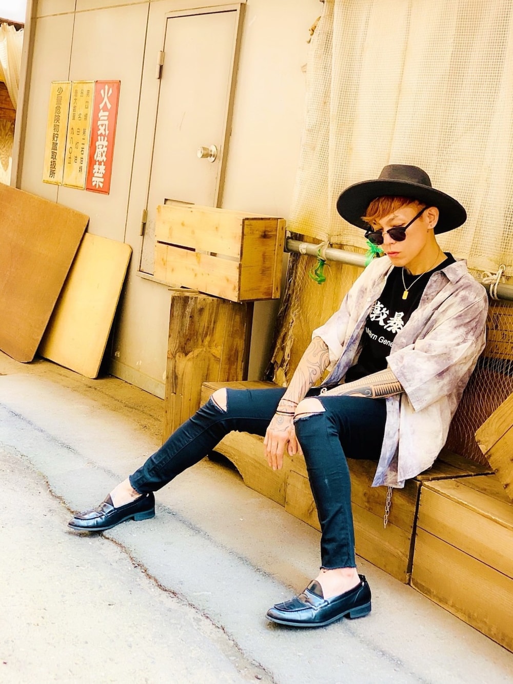 「ハット、シャツ、CASPER JOHN、アクセサリー、NUMBER (N)INE、POLICE、AIVER、スキニーパンツ、ローファー、KANSAI YAMAMOTO」｜「kansai yamamotoの【kansai yamamoto】《完全限定》“別注”倫敦暴威 Tシャツ（Tシャツ/カットソー、ブラック系）」を使った、TETUさん（メンズ・174cm）の秋コーディネートの1枚目の写真