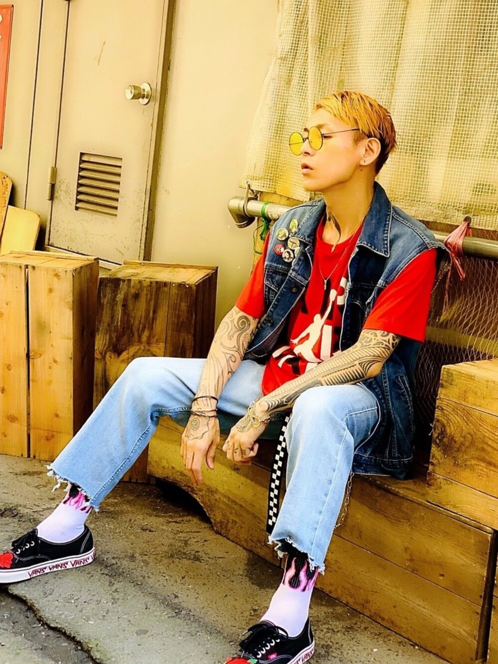 「デニム、デニム オン デニム、NIKE、AIR JORDAN、MFK、ネックレス、SBG、シルバーアクセサリー、CASPER JOHN AIVER、VANS」｜「AIVERのSカンチェーンブレスレット（ブレスレット、シルバー系）」を使った、TETUさん（メンズ・174cm）の秋コーディネートの1枚目の写真